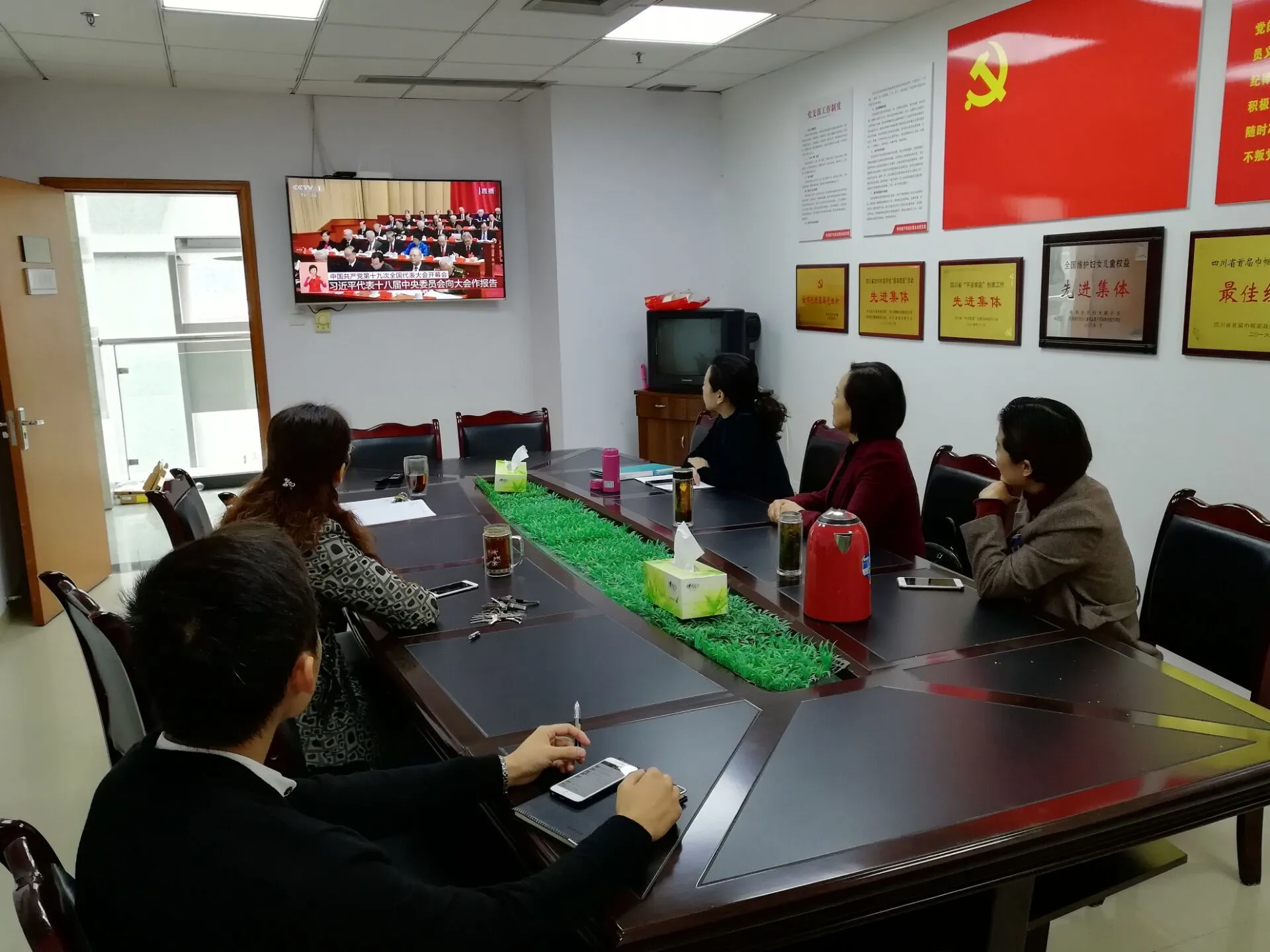 市妇联组织各级妇联组织和广大妇女群众收看党的十九大开幕盛况