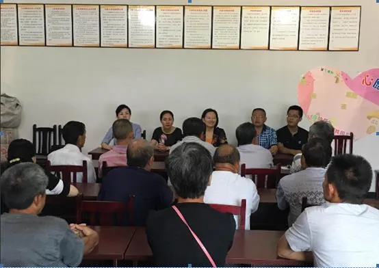 市妇联开展省第十一次党代会精神宣讲暨慰问贫困党员、群众活动